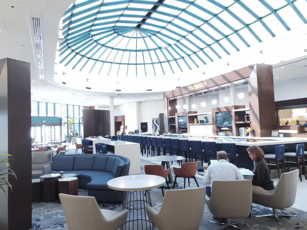 Restaurants & Lounges